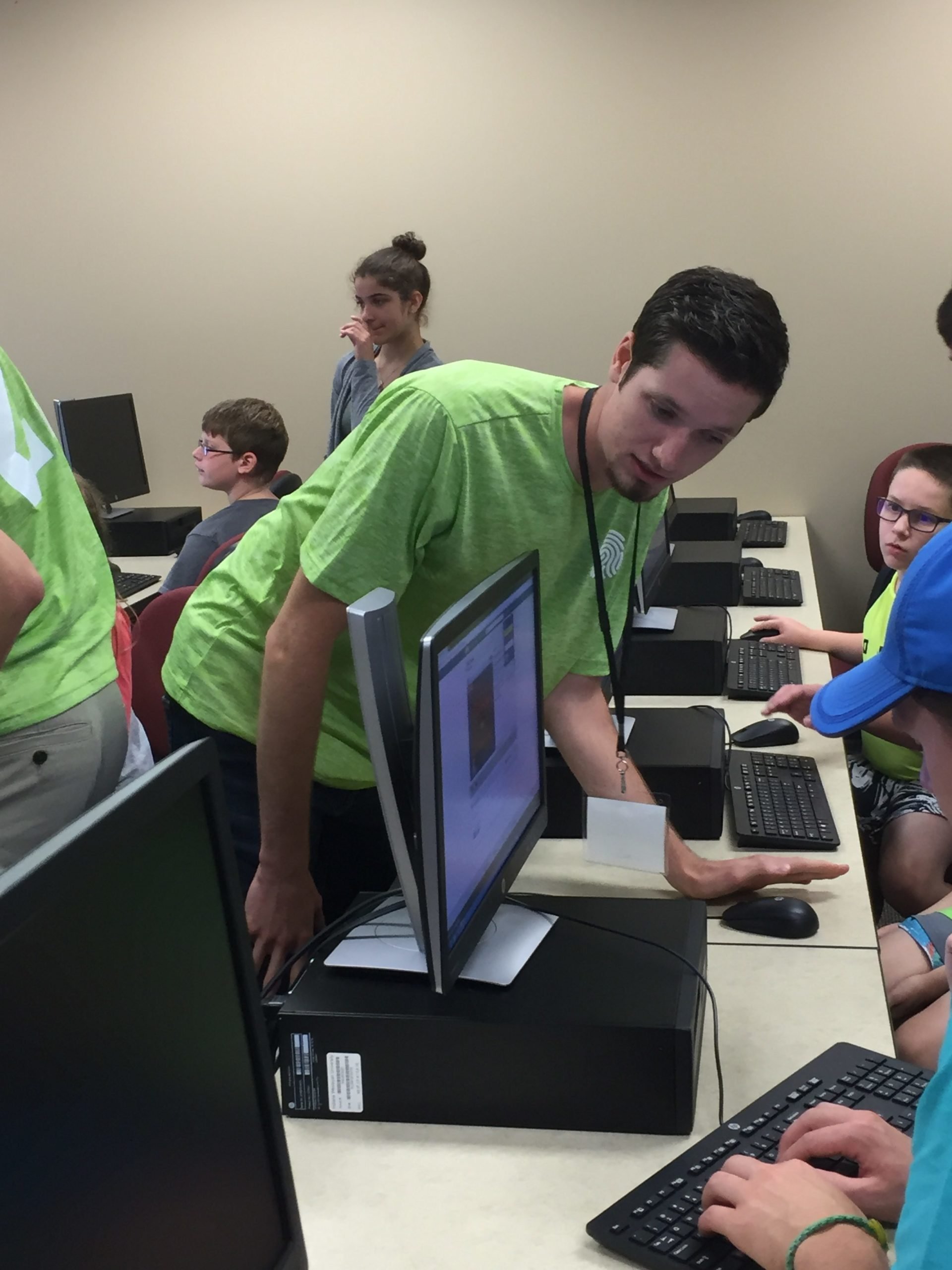 Jonny works with students while leading a kids’ Scratch workshop with the EduSource team.
